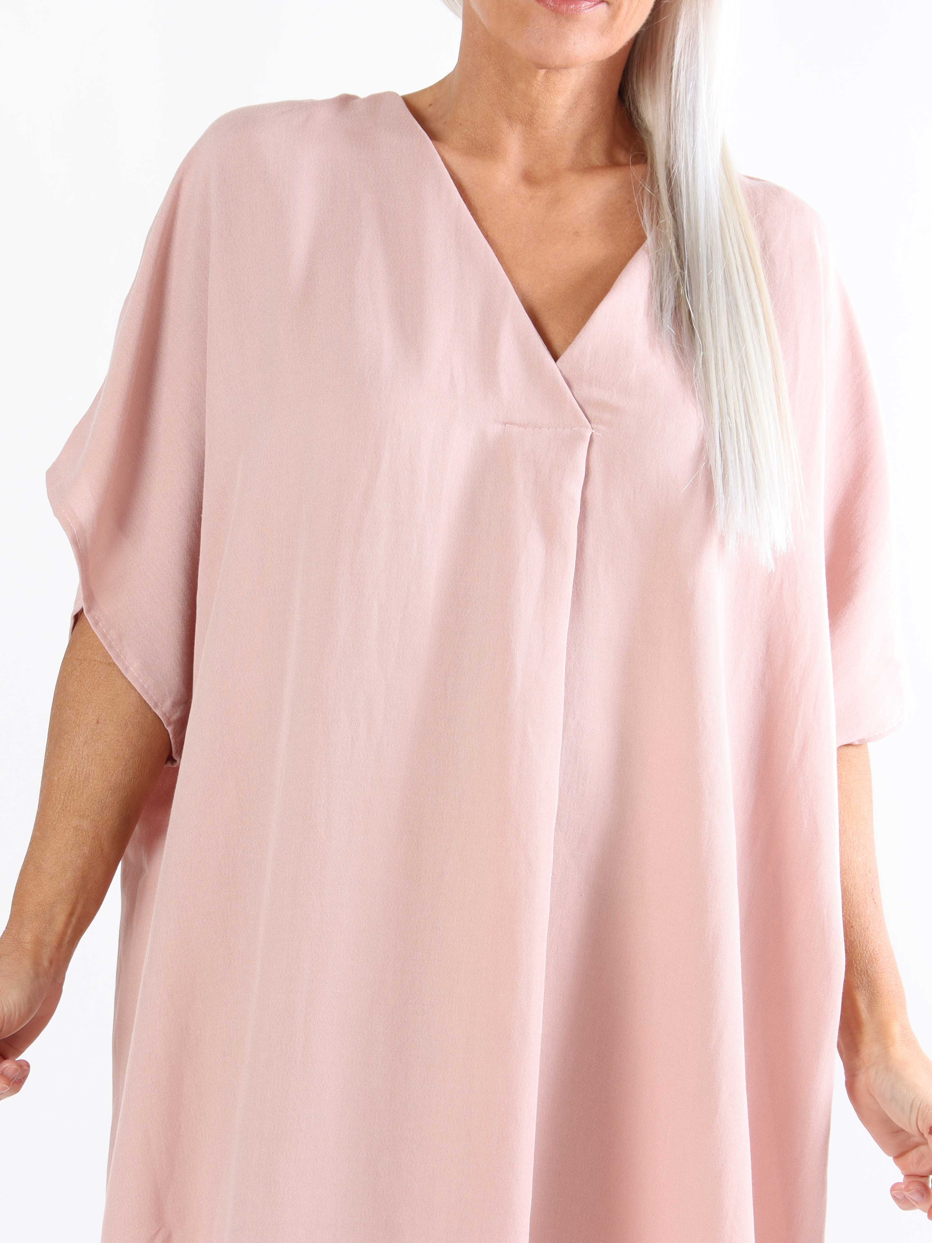 Astrid - Enkel plus size-klänning med v-ringning